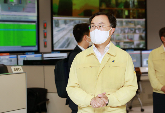 문승욱 산업통상자원부 장관이 20일 중부발전 서울발전본부를 방문해 여름철 전력수급 전망 및 대책, 수급기간 중 발전소 운영대책 등 전력수급 관리 상황을 점검하고 있다. 산업통상자원부 제공